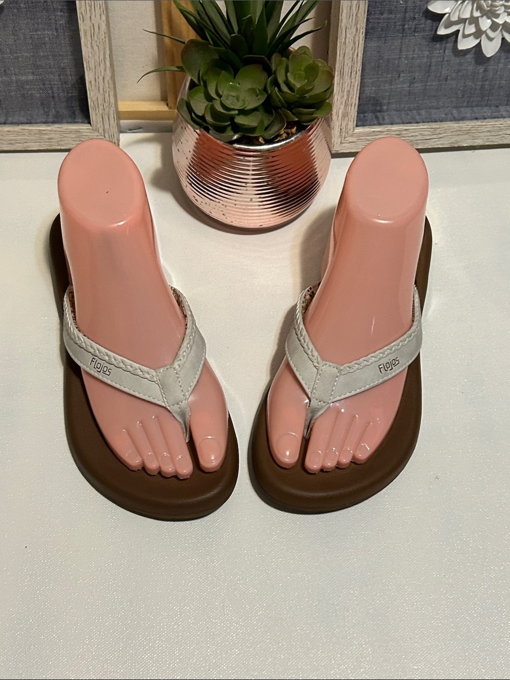 Fitflop White Leather Thong Sandals with Brown Footbed